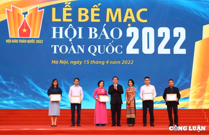 be mac hoi bao toan quoc 2022 bao nha bao va cong luan doat giai b bia bao tet an tuong hinh 6