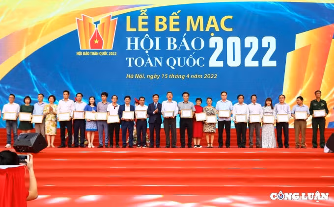be mac hoi bao toan quoc 2022 bao nha bao va cong luan doat giai b bia bao tet an tuong hinh 9