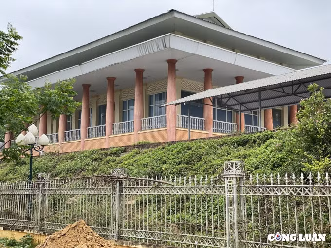 trung tam hoi nghi ham rong dang xuong cap tram trong hinh 8
