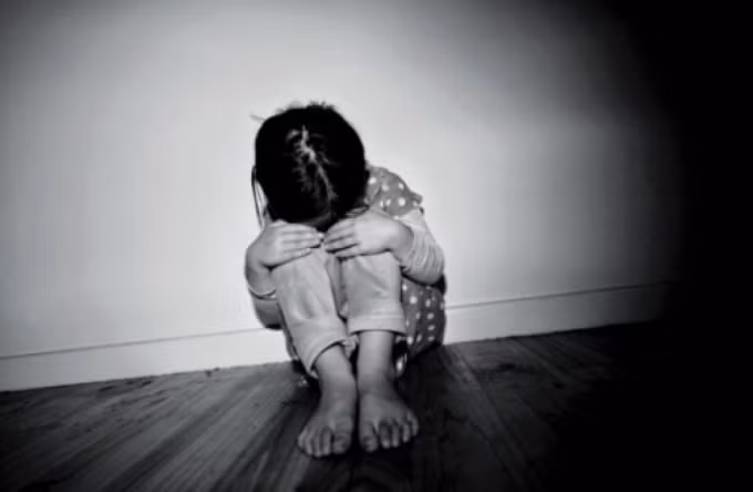 dieu tra vu be gai 7 tuoi tu vong nghi bi bao hanh hinh 1