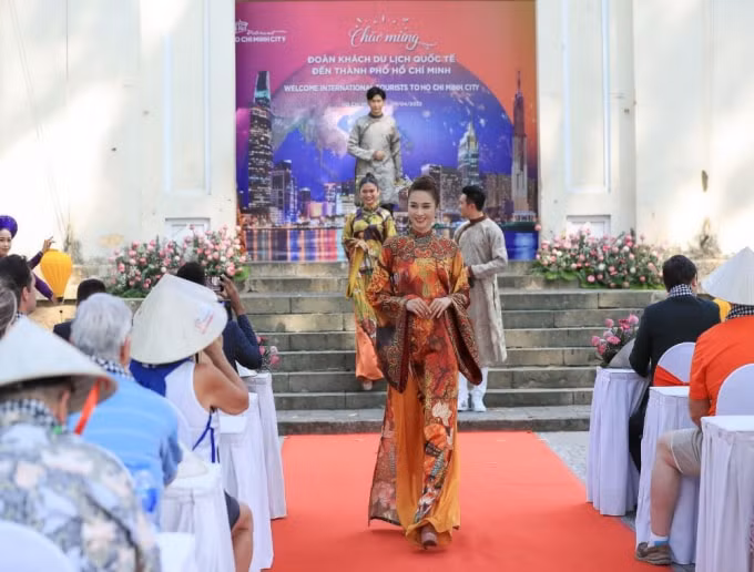 dan mau danh tieng viet dien ao dai viet hung chao don du khach my den viet nam hinh 3
