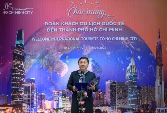 dan mau danh tieng viet dien ao dai viet hung chao don du khach my den viet nam hinh 2