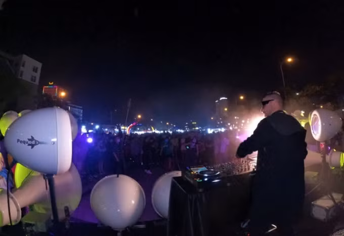 du khach bung chay trong dem trinh dien am nhac dien tu o da nang hinh 2