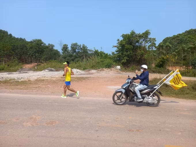 di nhan nguyen van long va y tuong dien ro chay xuyen viet trong 31 ngay hinh 4