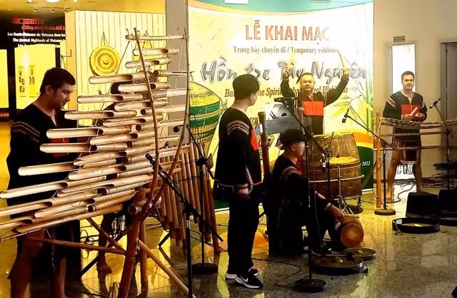 ton vinh gia tri van hoa tay nguyen qua trung bay tre nua hinh 1