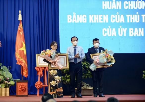 huyen cu chi tp hcm don nhan huan chuong lao dong hang iii hinh 2
