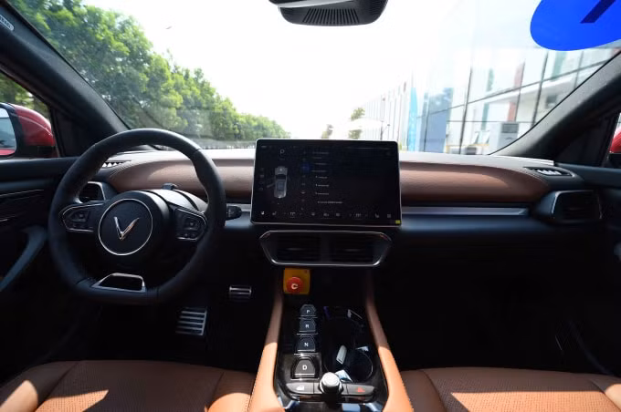 chuyen gia nhan dinh sau khi test xe dien vf 8 on dinh tuyet voi o van toc 175km h hinh 3