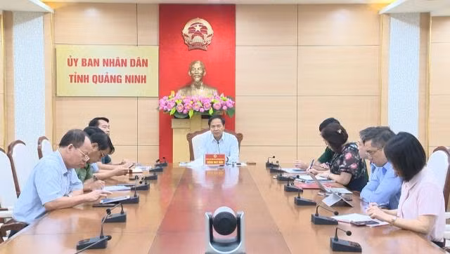Đồng chí Đặng Huy Hậu, Phó Chủ tịch Thường trực UBND tỉnh, họp chỉ đạo triển khai các giải pháp cấp bách phòng, chống dịch Covid-19. Ảnh: Nguyễn Thơm.