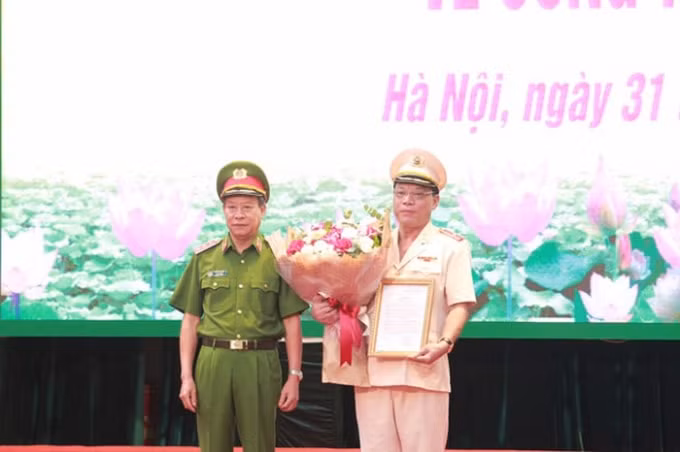 Thượng tướng Lê Quý Vương, Ủy viên Trung ương Đảng, Thứ trưởng Bộ Công an trao Quyết định bổ nhiệm Giám đốc Công an Hà Nội cho Thiếu tướng Nguyễn Hải Trung