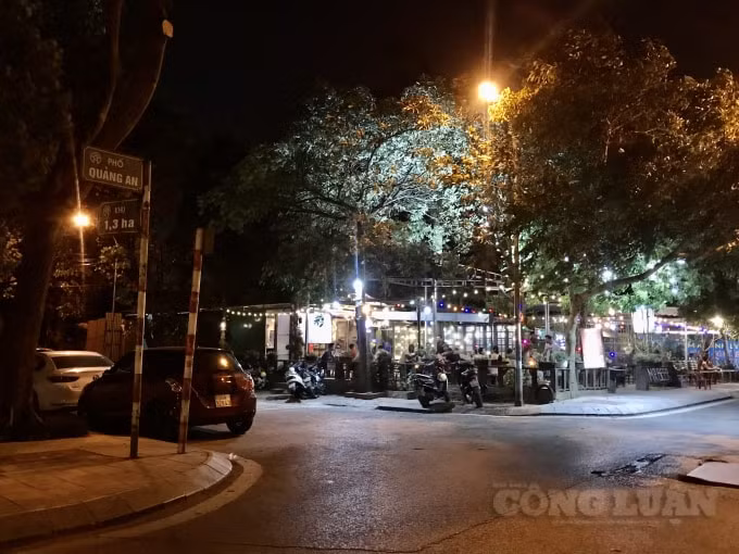 Hàng quán rất đông khách ra vào dọc tuyến phố Quảng An, quận Tây Hồ