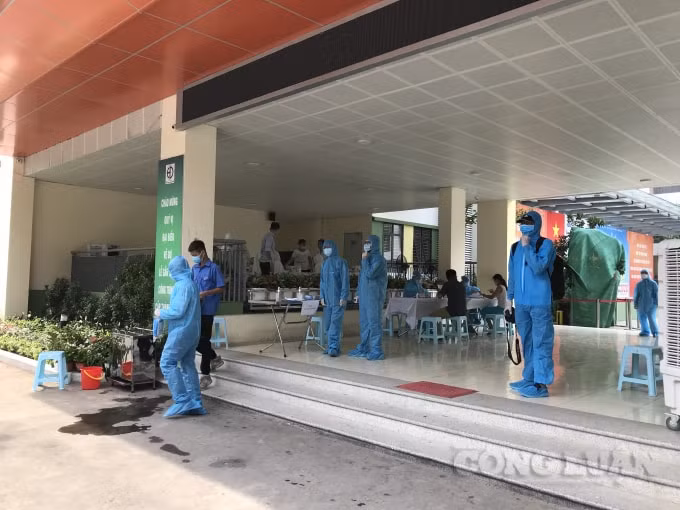 Trung tâm Y tế quận Ba Đình (Hà Nội) phối hợp với các đơn vị chức năng tiến hành test nhanh COVID-19 cho người dân sống trên địa bàn