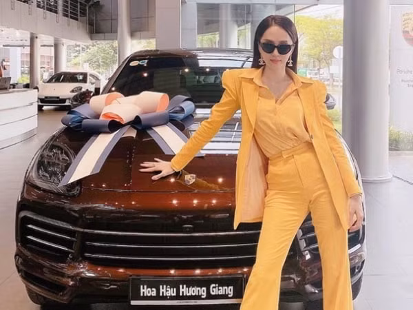Hương Giang tậu xe hơi tiền tỷ (Ảnh: FBNV).
