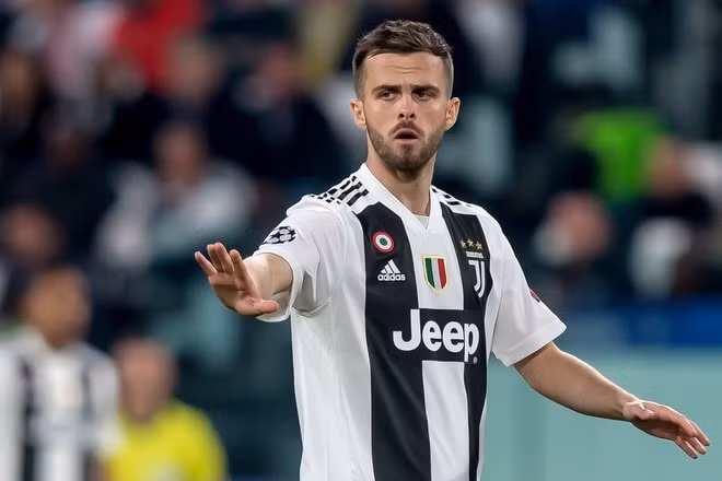 Barca sẽ có sự phục vụ của Miralem Pjanic từ Juventus ở mùa giải tới. Ảnh: Getty Images.