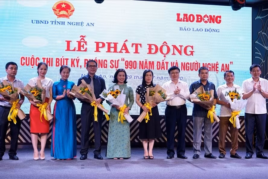 Lãnh đạo tỉnh Nghệ An tặng hoa cho các thành viên Ban Tổ chức cuộc thi. Ảnh: Trần Tuấn