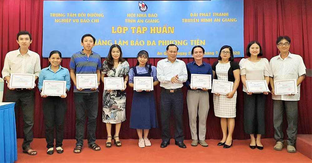 Phó Trưởng ban Thường trực Ban Tuyên giáo Tỉnh ủy, Chủ tịch Hội Nhà báo tỉnh Tân Văn Ngữ trao giấy chứng nhận hoàn thành khóa tập huấn cho các học viên. Ảnh Thu Thảo