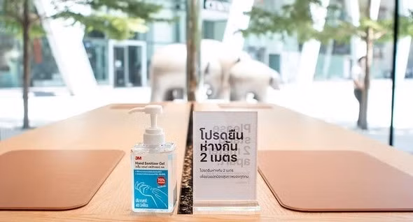 Cửa hàng cũng chuẩn bị sẵn nước rửa tay sát khuẩn cho khách tham quan.