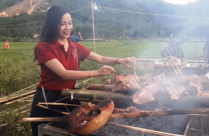 Thưởng thức ẩm thực của địa phương (Ảnh: Cái Văn Long).