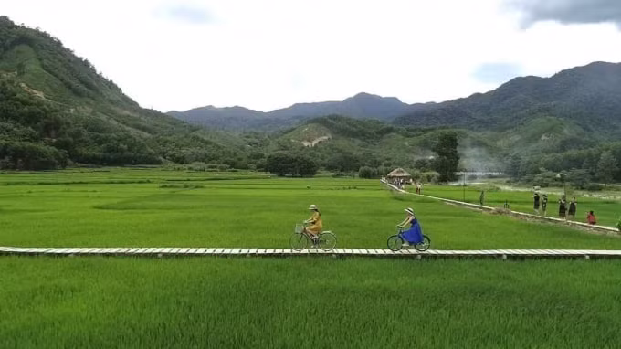 Thanh bình với phong cảnh vùng cao (Ảnh: Cái Văn Long).