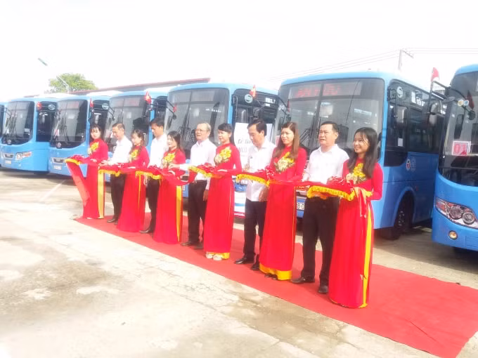 Khai trương tuyến xe bus chất lượng cao. Ảnh: NT