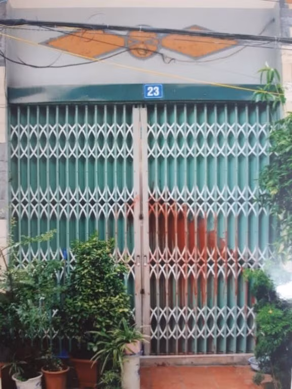Ngôi nhà của ông Thái bị khủng bố bằng bom sơn