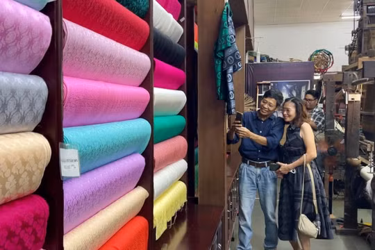 Lụa Vạn Phúc thêm sức hút khi được công nhận là điểm du lịch làng nghề 