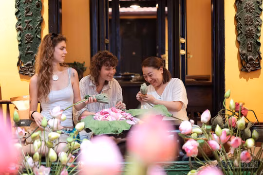 Du khách mê mẩn không gian trà sen giữa phố cổ Hà Nội