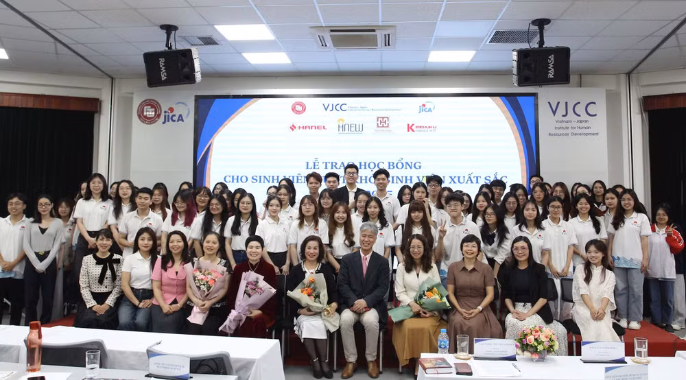 Lễ trao học bổng cho sinh viên vượt khó, sinh viên xuất sắc năm học 2024-2025 của Viện VJCC