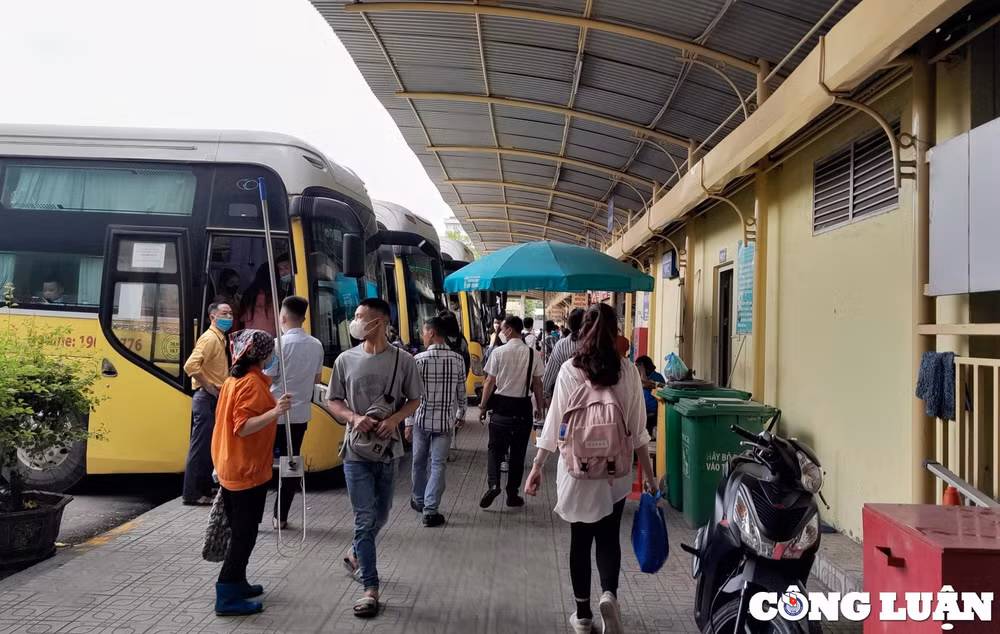 nghi le 30 4 1 5 ben xe khach tai ha noi bat dau nhon nhip hinh 3