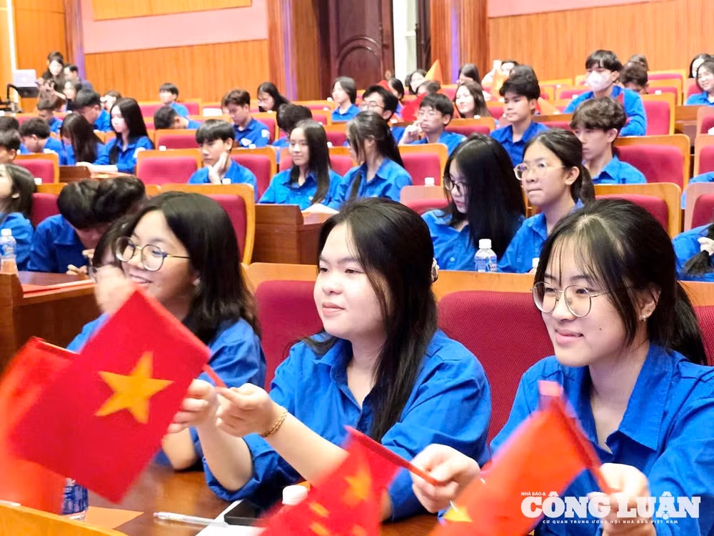 anh-5-gap-go-thanh-nien-viet-trung(1).jpg