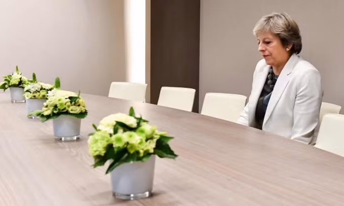 Bà Theresa May với hình ảnh đơn độc bên bàn họp sau cuộc gặp với Chủ tịch Hội đồng châu Âu Donald Tusk tháng 10/2017- cuộc gặp mở đường cho các cuộc đàm phán thương mại về Brexit.