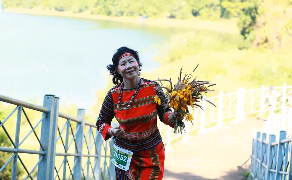 gan 7000 van dong vien chinh phuc giai chay gia lai city trail 2024 hinh 6