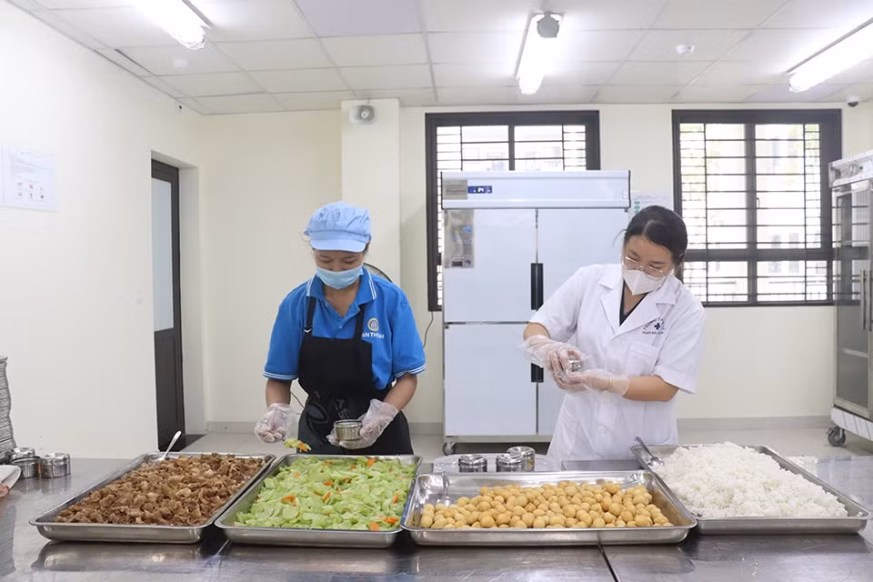 ha noi bao dam an toan thuc pham bep an ban tru truong thcs nguyen thi minh khai hinh 1