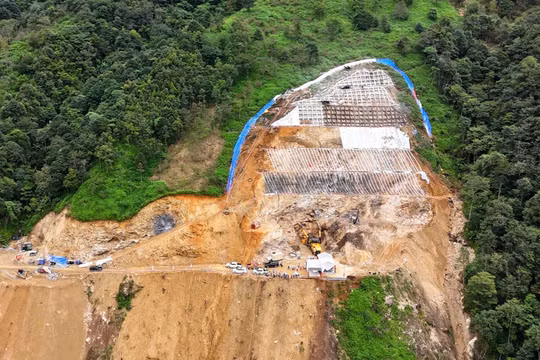 Những mũi khoan đầu tiên mở cửa hầm trái phía Đông hầm Hoàng Liên