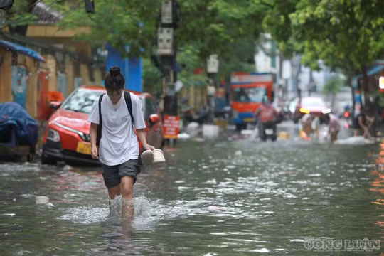 Hà Nội hướng tới mô hình 'thành phố bọt biển' để giải bài toán úng ngập 