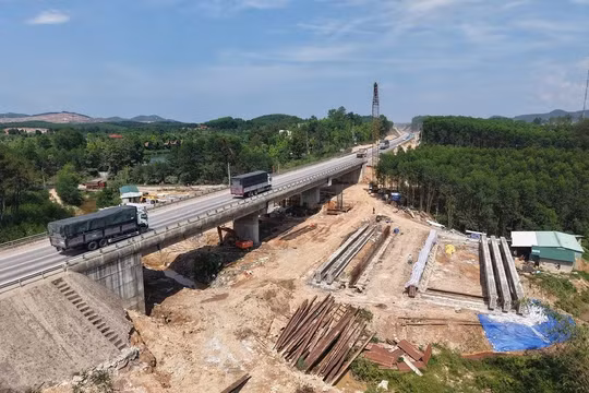 Xử lý nhà thầu không đáp ứng tiến độ dự án mở rộng cao tốc Cam Lộ - La Sơn