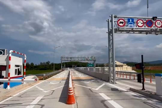Lái xe kiểm tra số dư tài khoản thu phí trước khi đi vào cao tốc Quảng Ngãi - Nha Trang