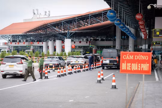 Phạt nhiều trường hợp ‘cò mồi’, chèo kéo khách tại sân bay Nội Bài