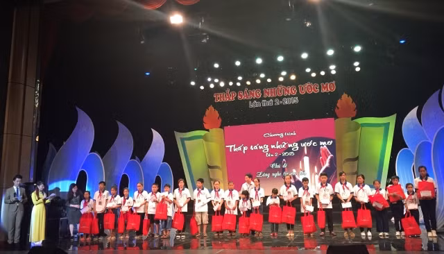 Các em học sinh nghèo vượt khó nhận quà, học bổng của chương trình
