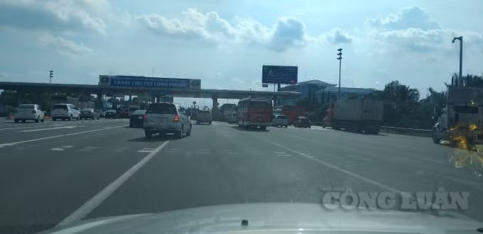 Sau khoảng 3 tiếng xả trạm và đóng đường thì lưu lượng qua trạm thu phí Long Phước mới được kéo giản. Ảnh: Thái Sơn.