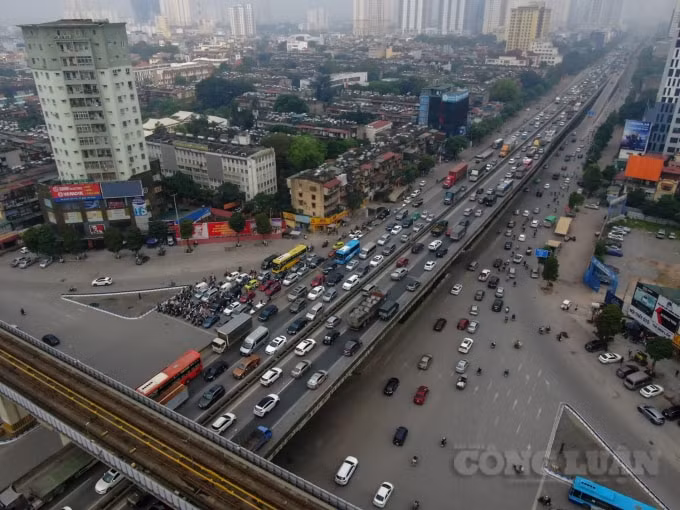Lượng người di chuyển tăng cao nên trên cả tuyến đường, khiến cho ùn tắc nghiêm trọng.