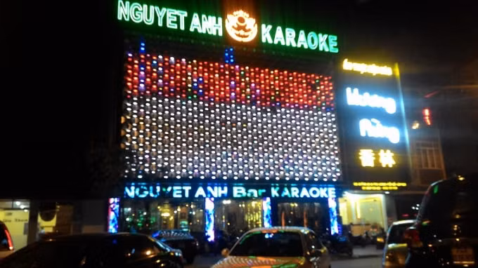 lao cai cho mo lai vu truong quan bar karaoke massage internet tro choi dien tu hinh 1