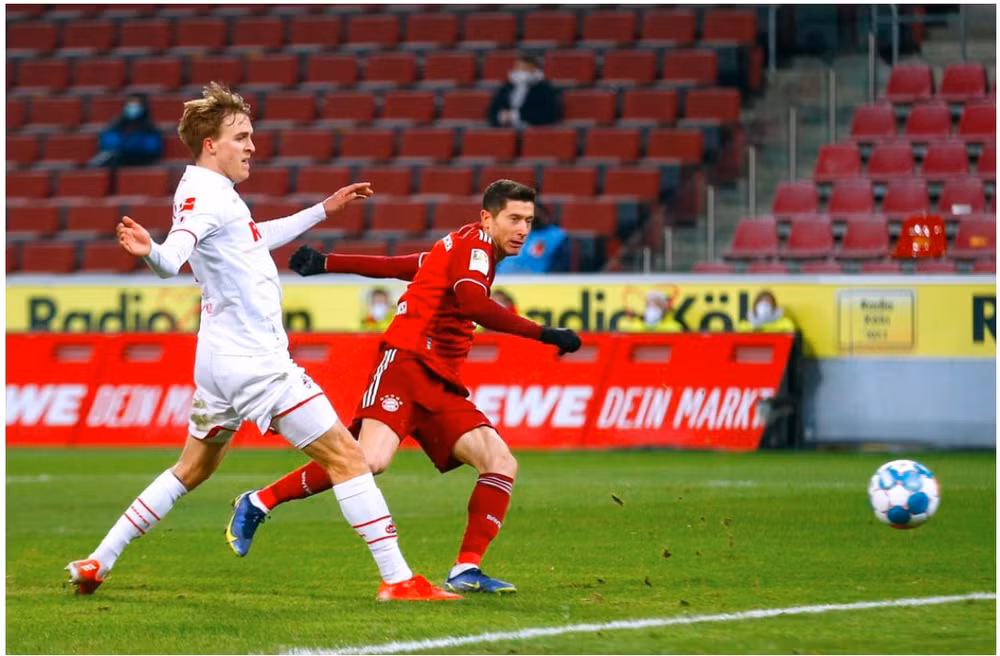 lewandowski lap hat trick giup bayern nhan chim cologne hinh 6