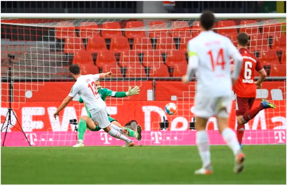 lewandowski lap hat trick giup bayern nhan chim cologne hinh 4