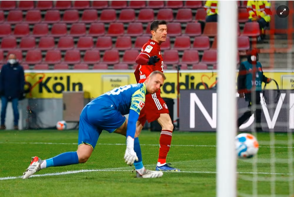 lewandowski lap hat trick giup bayern nhan chim cologne hinh 5