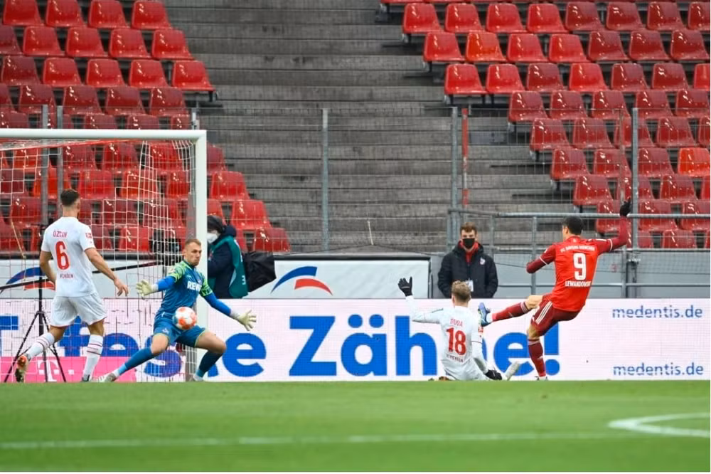 lewandowski lap hat trick giup bayern nhan chim cologne hinh 2