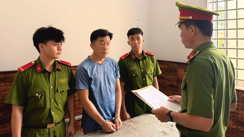 Cơ quan Cảnh sát điều tra tống đạt các quyết định tố tụng đối với Trương Tuấn Cường (Ảnh: CACC)