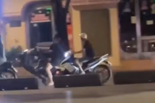Xác minh video nhóm thanh niên nẹt pô, bốc đầu xe giữa phố đi bộ Nguyễn Huệ