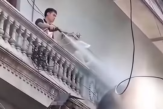 Hà Nội: Khởi tố người đàn ông xịt nước vào thợ tháo dỡ nhà