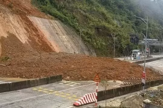 Sạt lở nghiêm trọng tại trạm thu phí, giao thông tê liệt cả hai chiều