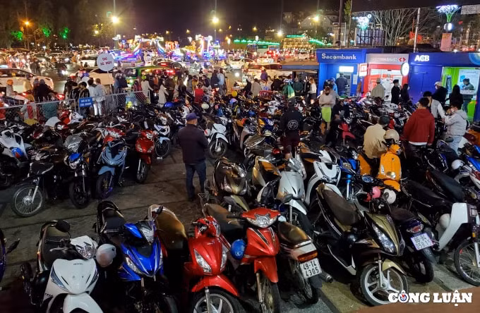 cho dem da lat bien nguoi dong duc nhich tung buoc xe xep hang di chuyen cham hinh 4